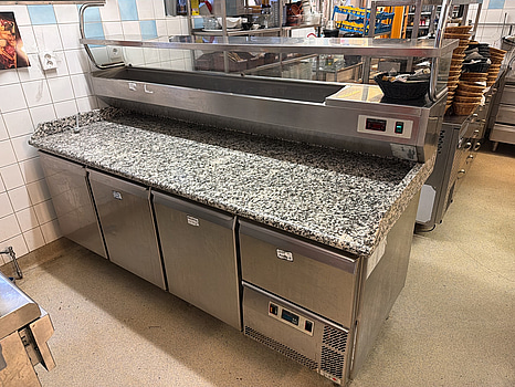 Pizzabänk, Friulinox ALR 2 med kylränna och granitbänkskiva