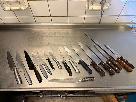 Köksknivar, 17st, bl.a. Victorinox och Global