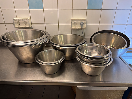 Parti rostfria bunkar, ca 22 st