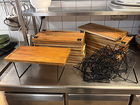 Serveringsbricka på ben, ca 20 st, för t.ex. plockbricka