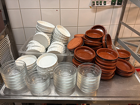 Sortiment diverse skålar, bl.a. CTB Ceramics terracottaskålar