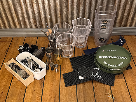 Diverse barutrustning och kylhinkar