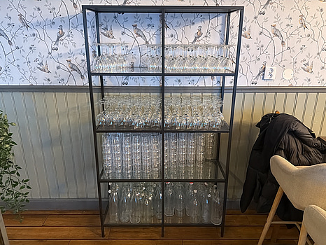 Hylla med parti vin - och vattenglas