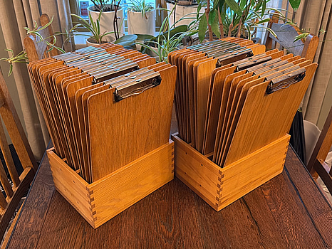 Menyhållare i trä, ca 32 st