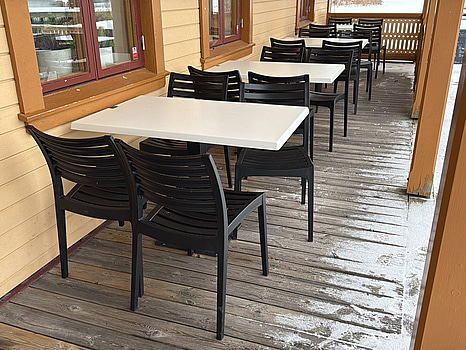 Möbler för uteservering - 4 st bord samt 16 st stolar