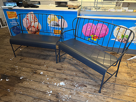 2 st soffor i metall, grå