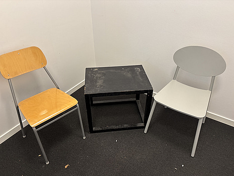 2 st. Stolar och Sidobord