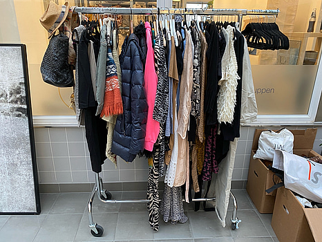 Klädhängare inkl. damkläder