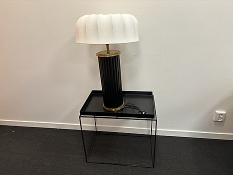 Bordslampa Hallbergs och sidobord i metall