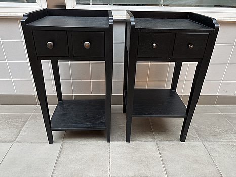 2 st. olika svarta nattduksbord