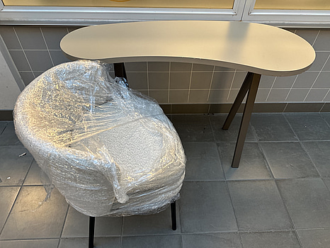 Stol Venture Home samt sidobord