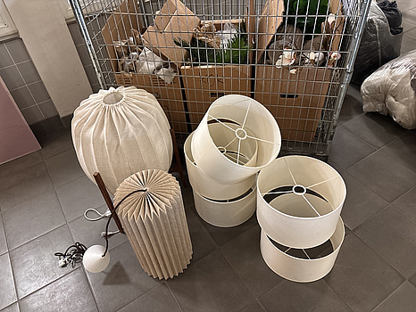 Parti med diverse lampor, lampskärm samt konstväxter