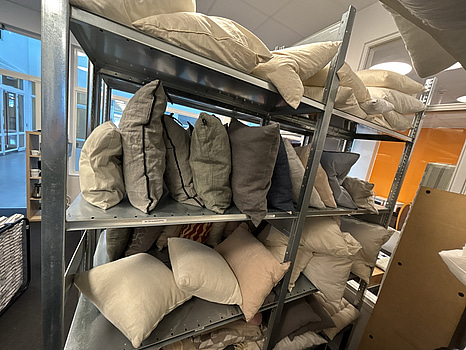 Parti med diverse prydnadskuddar och filtar