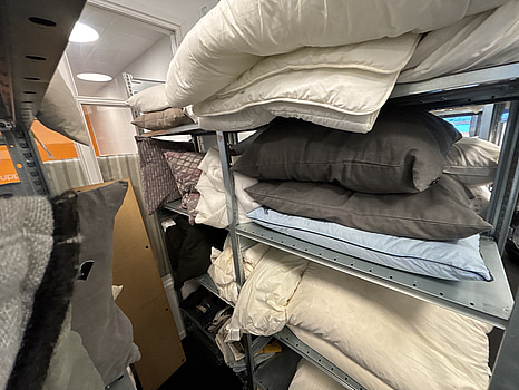 Parti med diverse prydnadskuddar och filtar