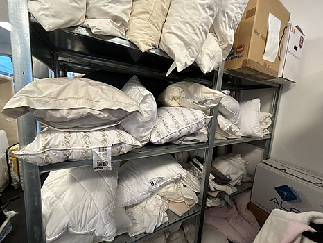 Parti med diverse sängkläder och kuddar