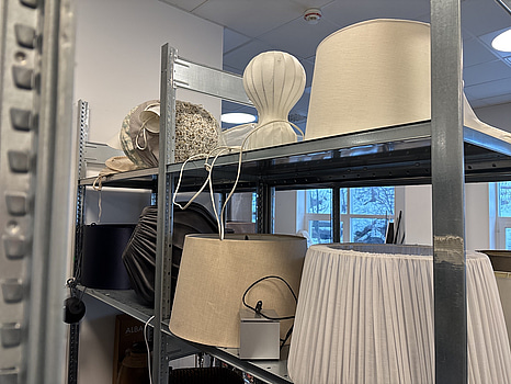 Parti med diverse taklampa och lampskärm