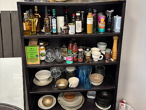 Hylla med köksartiklar