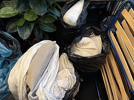 Parti med diverse kuddar och textilier