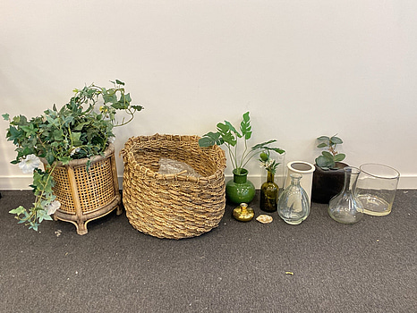 Parti med korgar, vaser och plastblommor