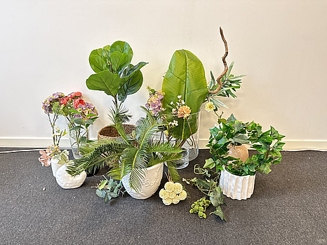 Parti med krukor, vaser och plastblommor