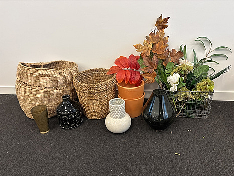 Parti med korgar/krukor, vaser och plastblommor