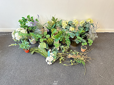 Parti med krukor, vaser och plastblommor