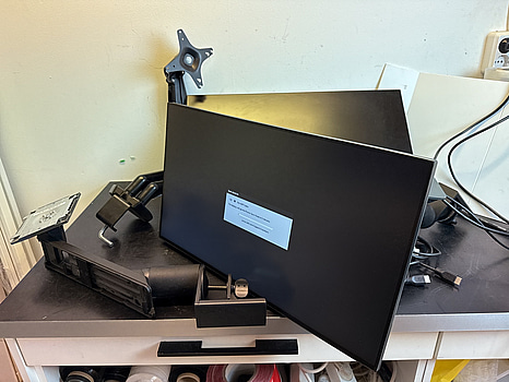 2 st Dell datorskärmar med extra fästen