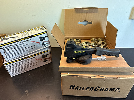 Pappspikpistoler 2 st inkl. Spik