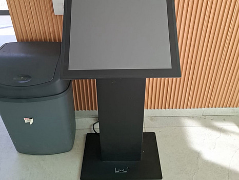 Skärm med touchfunktion och stativ, Beetronics