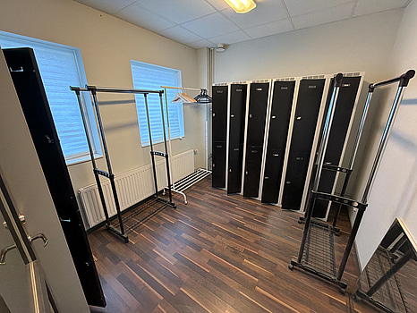 Klädskåp & hängare .