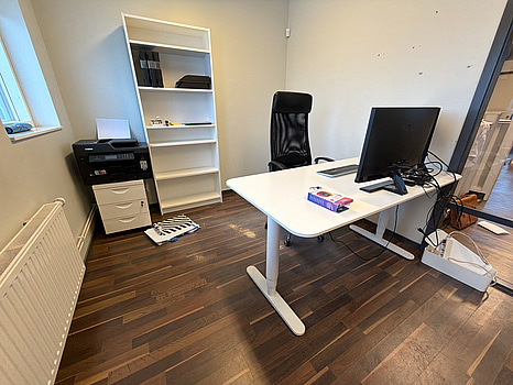 Skrivbord (el), skärmar, skrivare m.m.