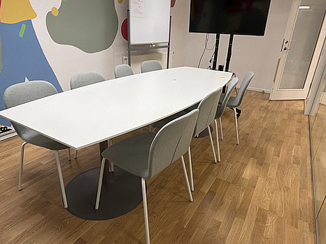 Konferensbord med stolar, grått tyg ink 8st stolar