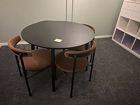 Runt matsalsbord med fyra stolar