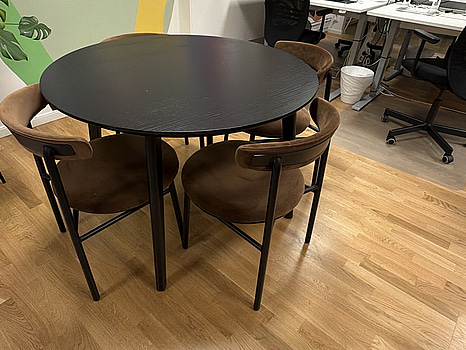 Runt bordset med 4 stolar