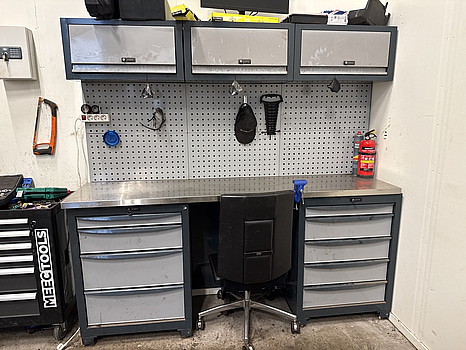 2 st arbetsbänkar (utan innehåll)