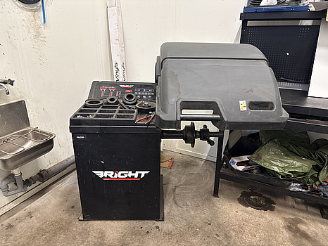 Däckbalanseringsmaskin Bright BP900B | 2023