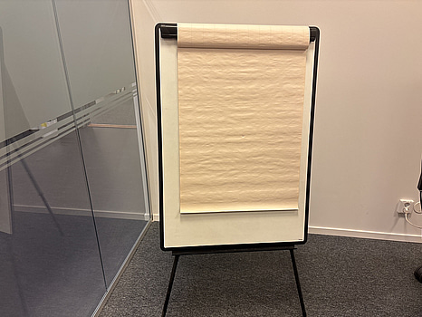 Whiteboardtavla på ställ