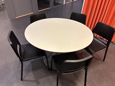 Matbord inkl. 5 stolar ikea