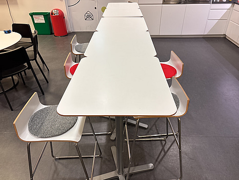 5 st. Barbord inkl. 5 st. pallar ikea