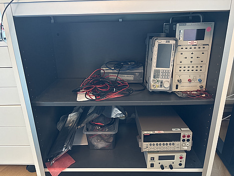 Parti med diverse mätningsutrustning inkl. skåp