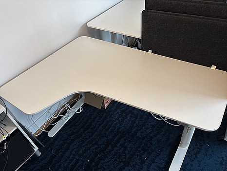 Höj- och sänkbart skrivbord, elektriskt