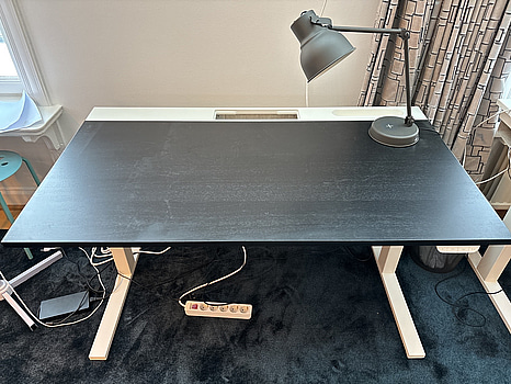 Höj-och sänkbart skrivbord, elektriskt