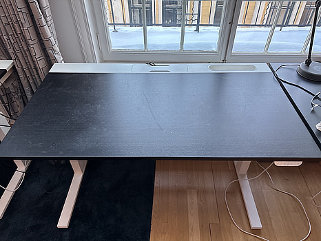 Höj- och sänkbart skrivbord, elektriskt inkl. datorskärm