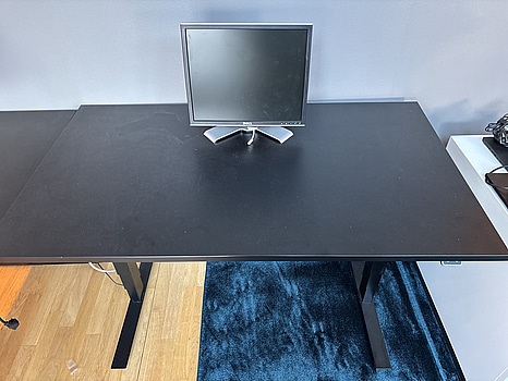 Höj- och sänkbart skrivbord Edsbyn, elektriskt inkl. datorskärm