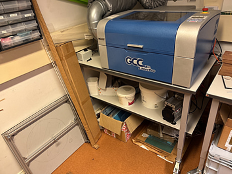 Lasergraverare GCC LaserPro C180II på rullbord (AJ Produkter