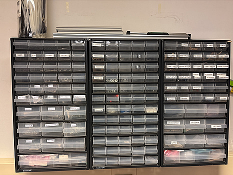 3 st. Sorteringsfack Cocraft med diverse elektronikkomponenter och fästmaterial