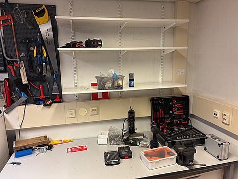 Diverse verktyg i väska samt på verktygstavla