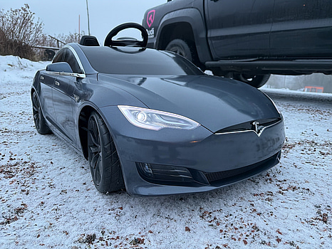 Tesla model S, elbil, barn upp till 8år, laddare