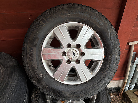 Däck Linglong 235/65R16C med fälg