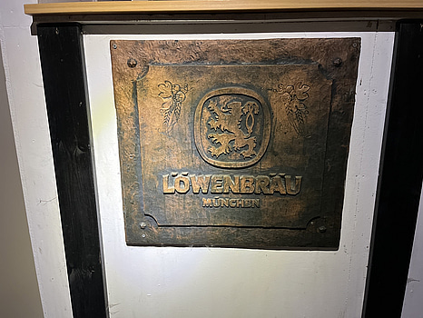 Öl- & barinredning – skyltar, plåtskåp och krittavlor